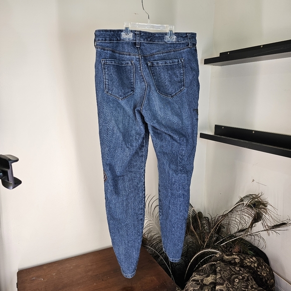 Embroidered Denim Jeans, curvy, skinny leg by Style & Co. Size 4 - Picture 4 of 4